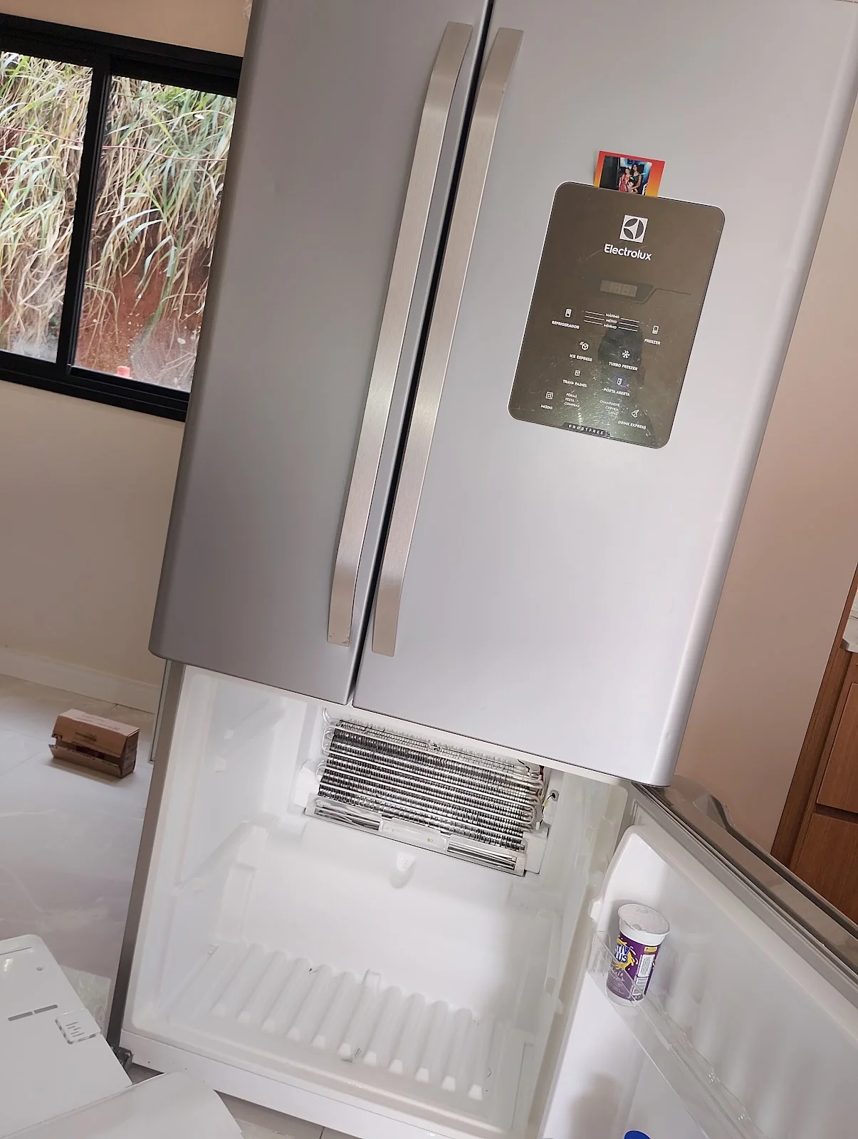 Geladeira com compartimento inferior aberto