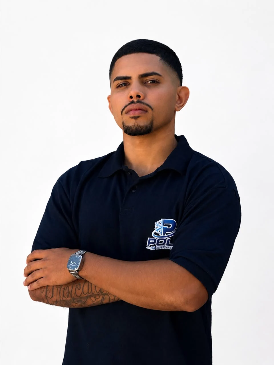 Profissional da Polo de braços cruzados, usando o uniforme azul-marinho