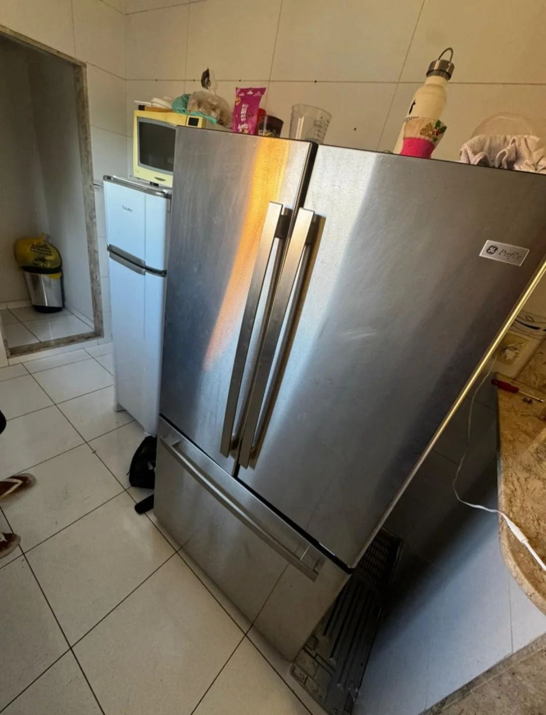 Geladeira inox com duas portas lado a lado