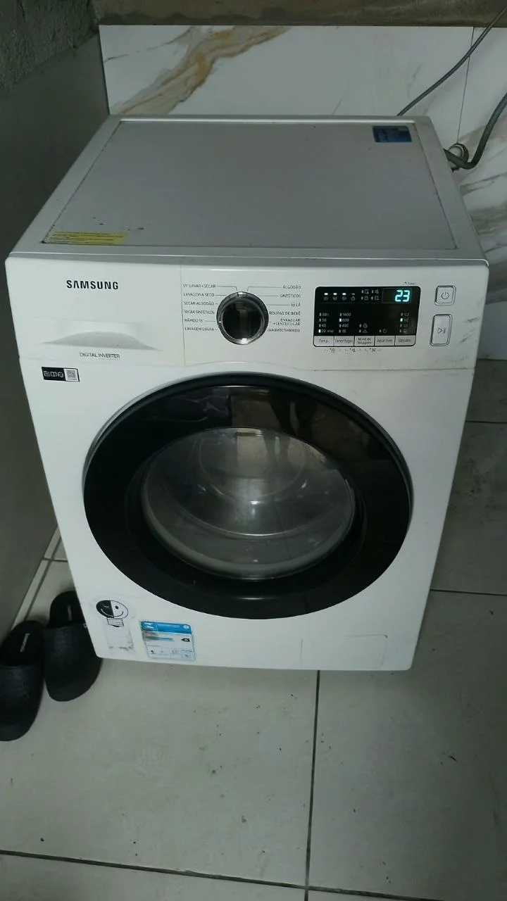 Equipamento de lavagem frontal com a parte superior aberta