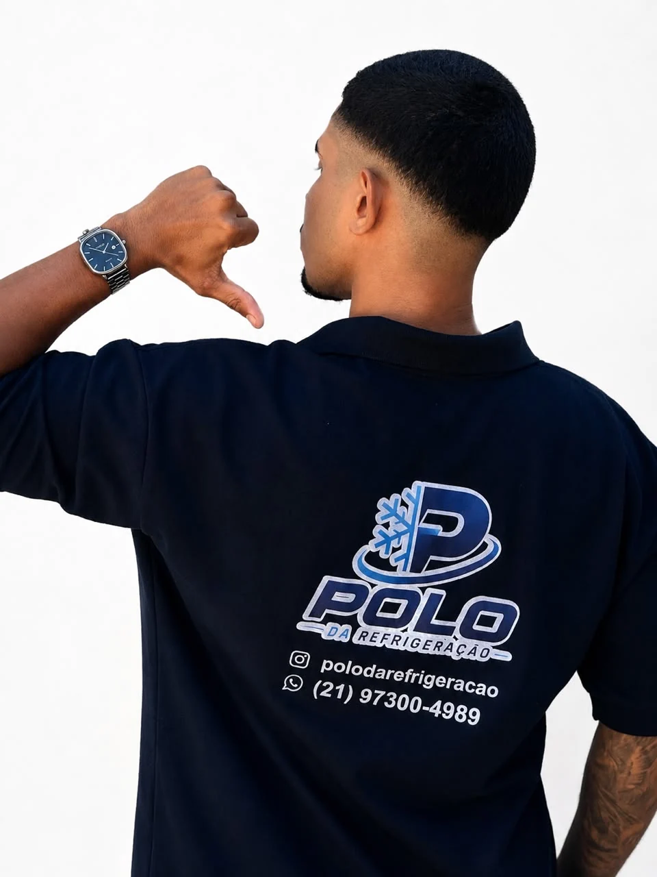 Costas do uniforme azul-marinho com o logotipo da Polo da Refrigeração