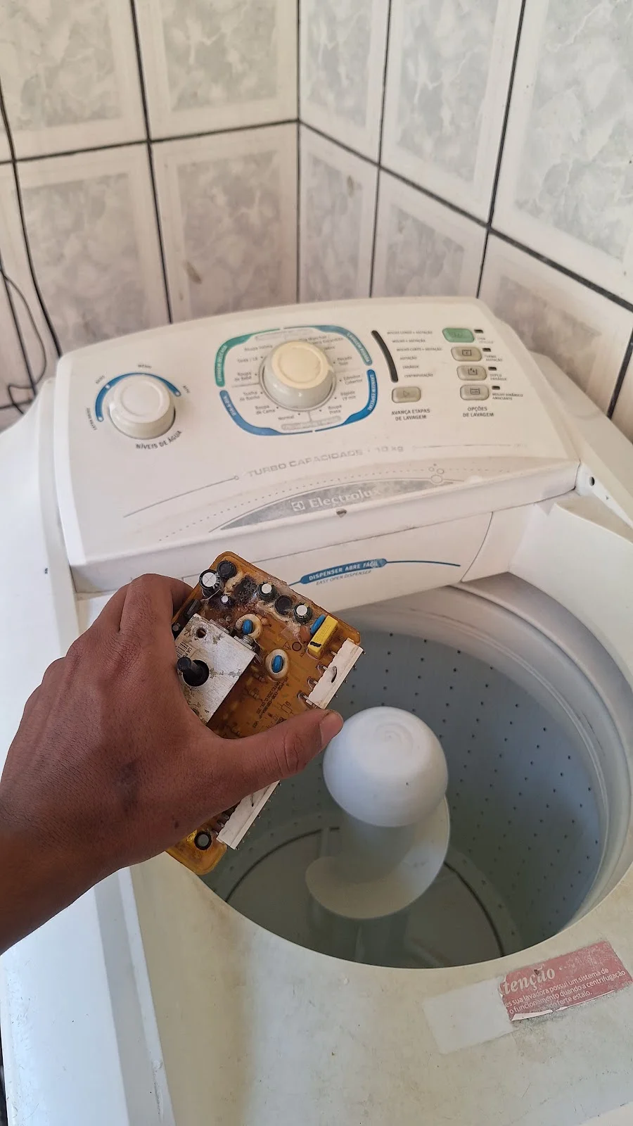 Máquina de lavar com abertura superior e componente em primeiro plano