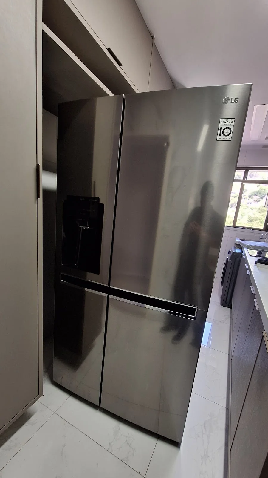 Geladeira inox de duas portas fechadas